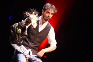 Gi e Raf - Il ventriloquo Rafael Voltan e la dispettosa giraffina Gi (Foto Antonio Abruzzese)